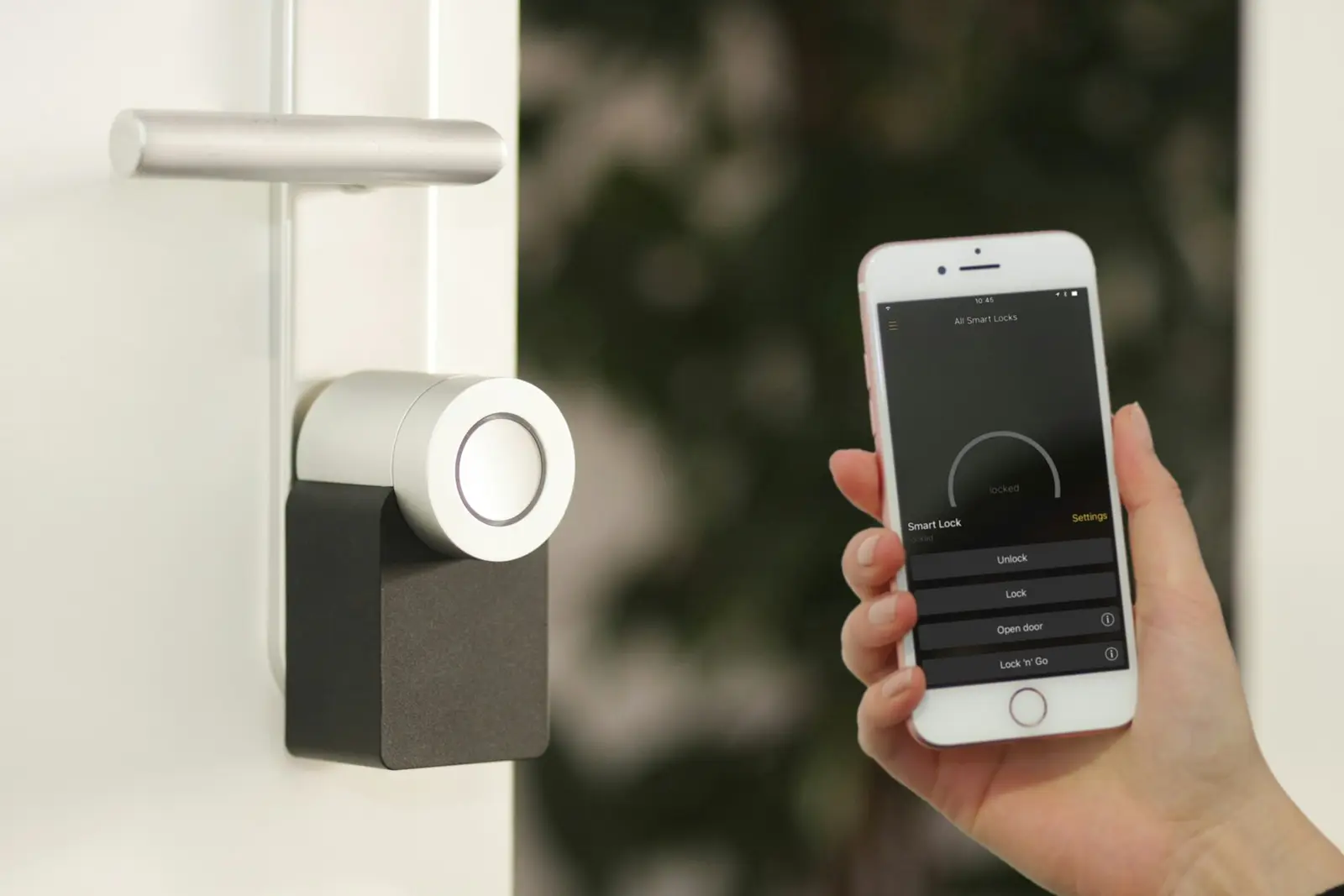 Smart access control on a door