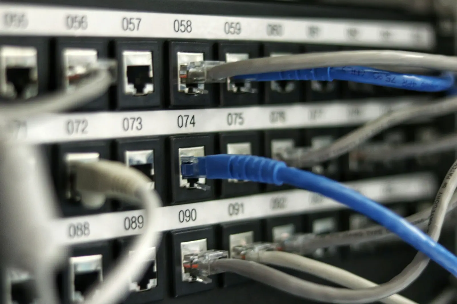Network patch panel with structured cabling